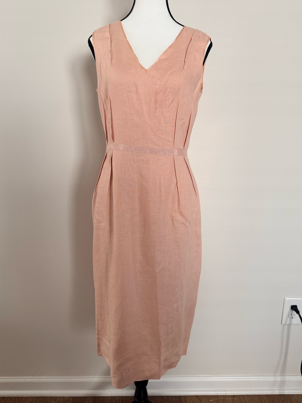 Donna Morgan V-Neck Sleeveless Midi Dress